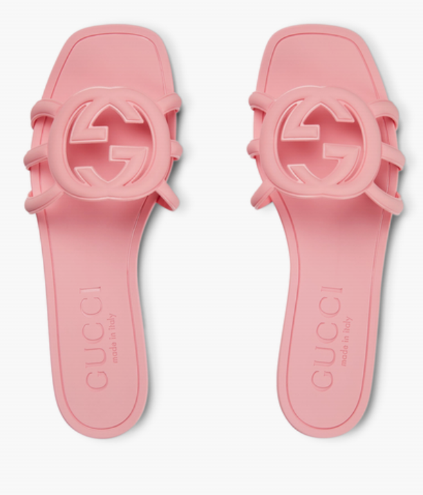 Close-up of pink Gucci Mystic sandal strap – raised logo detail and high-quality rubber for women’s casual wear.