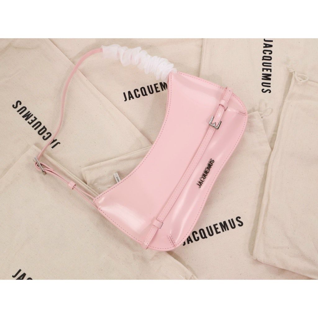 Back of Jacquemus The Kiss belt shoulder bag – smooth finish and seamless stitching for a refined designer touch.