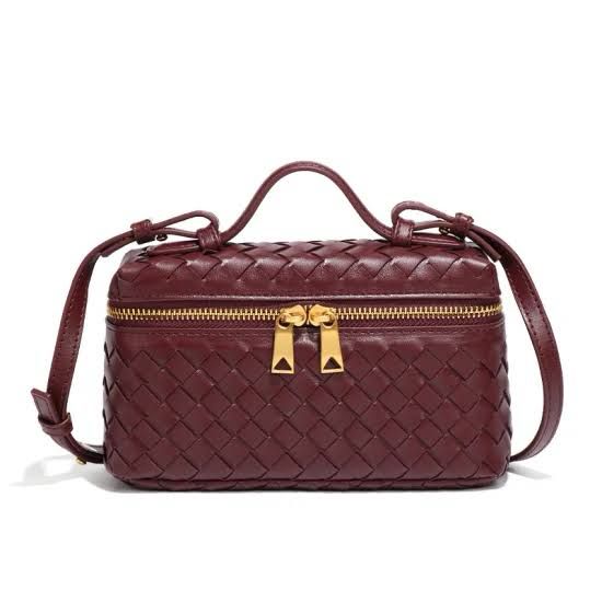 BOTTEGA VENETA*
Bang Bang Intrecciato leather vanity case