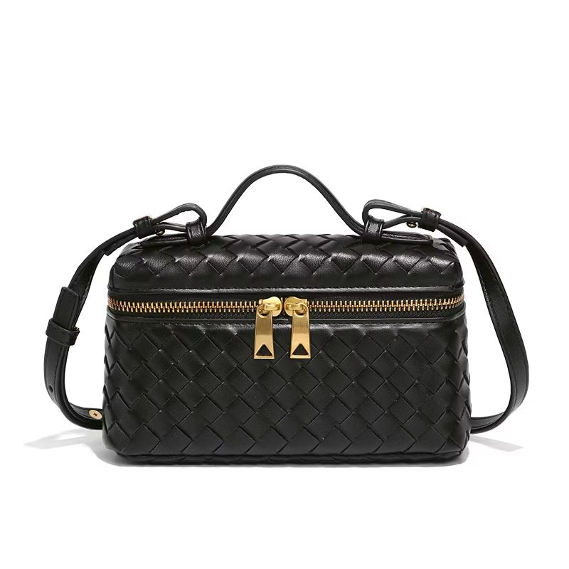 BOTTEGA VENETA*
Bang Bang Intrecciato leather vanity case