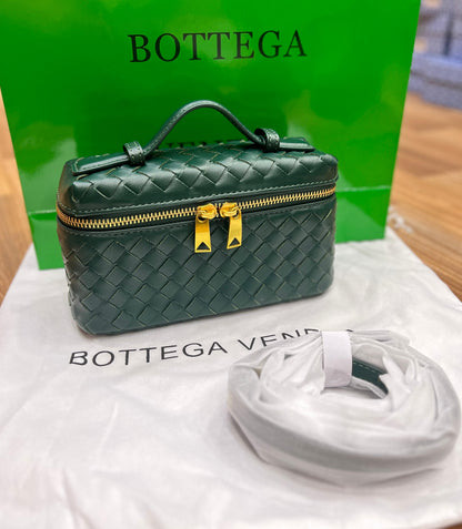 BOTTEGA VENETA*
Bang Bang Intrecciato leather vanity case