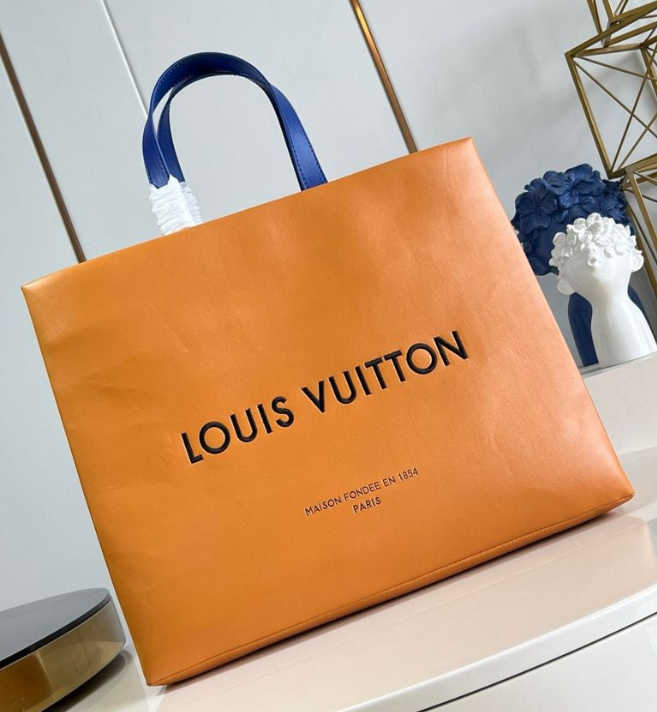 Louis Vuitton Shopper Tote MM bag.