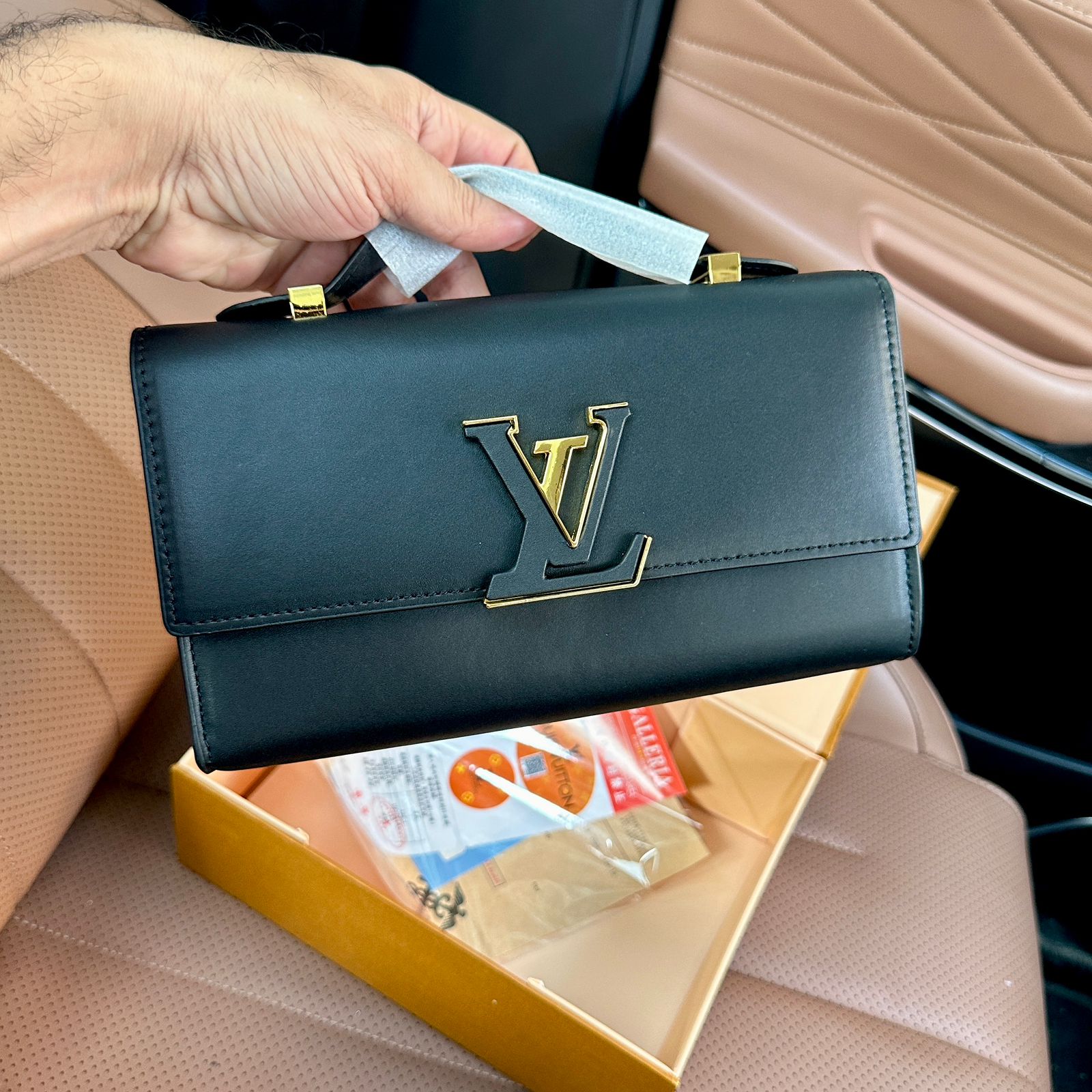 LV Wallet On Chain Capucines