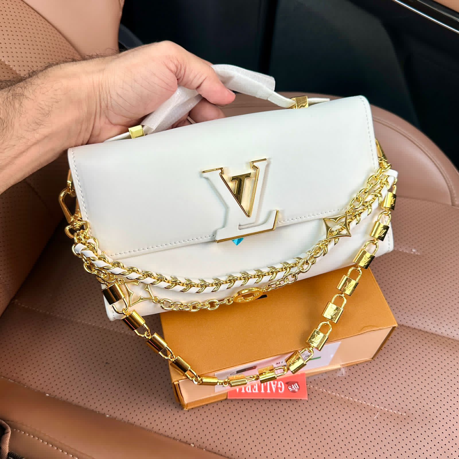 LV Wallet On Chain Capucines