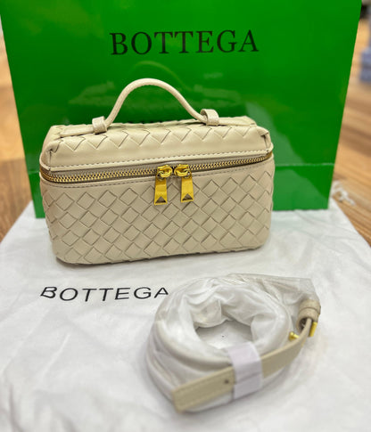 BOTTEGA VENETA*
Bang Bang Intrecciato leather vanity case