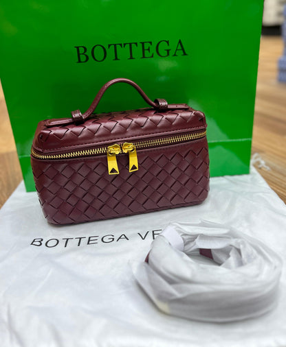 BOTTEGA VENETA*
Bang Bang Intrecciato leather vanity case