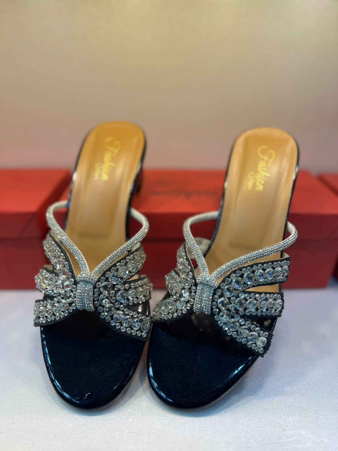 Close-up of GlamLift product – high-quality design focused on enhancing women’s confidence and style.