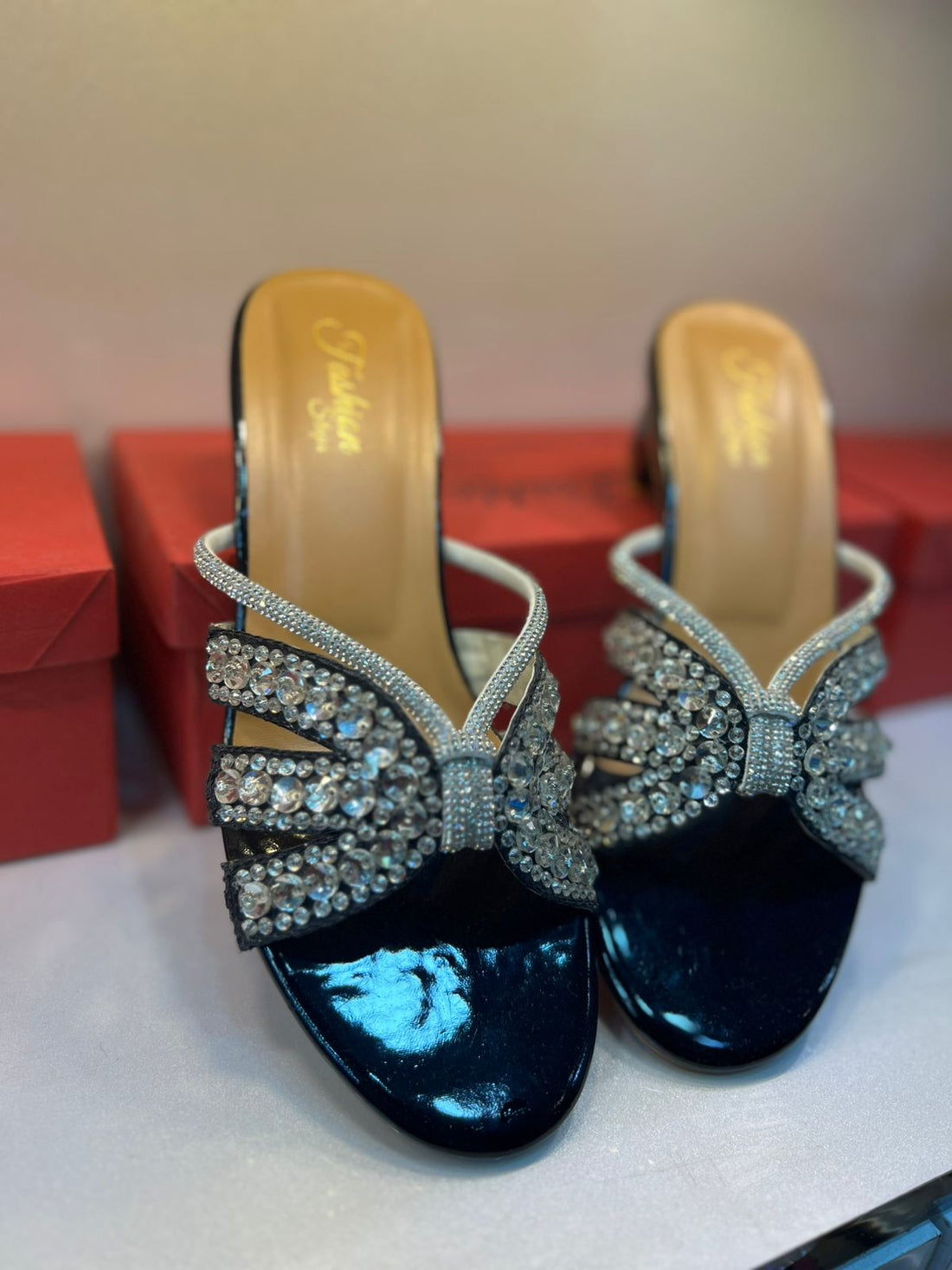 Close-up of GlamLift product – high-quality design focused on enhancing women’s confidence and style.
